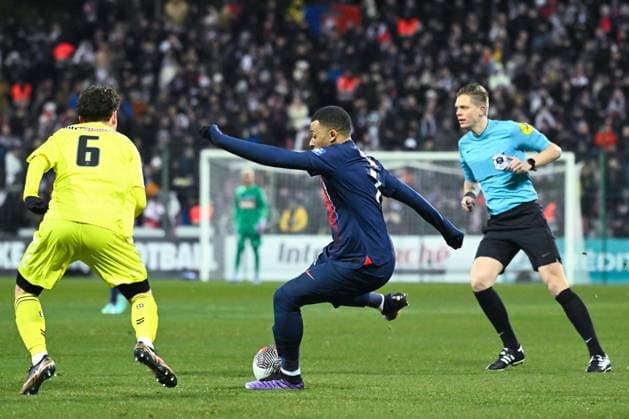 Kylian Mbappe ( 7 - PSG ) and Lucas Bretelle ( 6 - Orleans ) during the French Cup match between US Orleans and Paris Saint Germain at Stade de la Source on January 20, 2024 in Orleans, France. ( Photo by federico pestellini panoramic ) - FOOTBALL : Orleans vs PSG - Coupe de France - 20 01 2024 FedericoPestellini Panoramic 