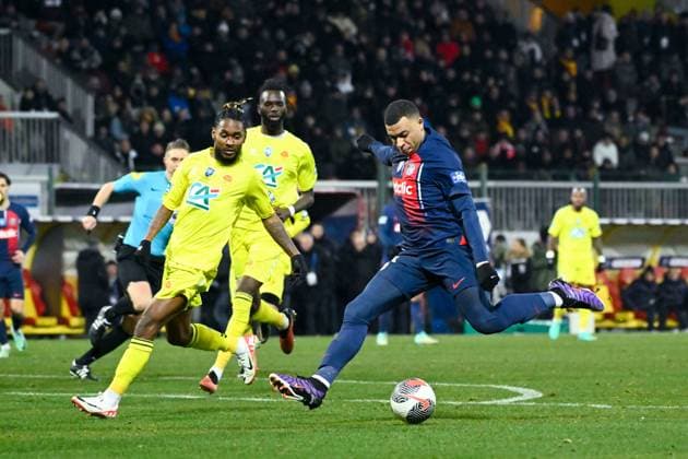 Kylian Mbappe ( 7 - PSG ) during the French Cup match between US Orleans and Paris Saint Germain at Stade de la Source on January 20, 2024 in Orleans, France. ( Photo by federico pestellini panoramic ) - FOOTBALL : Orleans vs PSG - Coupe de France - 20 01 2024 FedericoPestellini Panoramic 