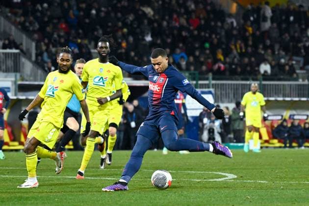 Kylian Mbappe ( 7 - PSG ) during the French Cup match between US Orleans and Paris Saint Germain at Stade de la Source on January 20, 2024 in Orleans, France. ( Photo by federico pestellini panoramic ) - FOOTBALL : Orleans vs PSG - Coupe de France - 20 01 2024 FedericoPestellini Panoramic 