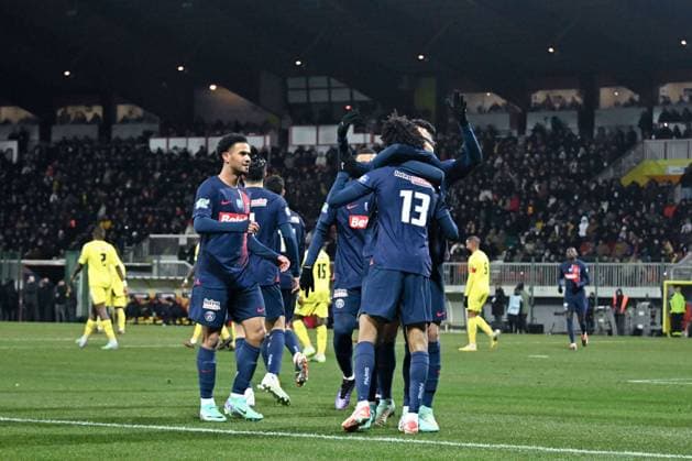 Senny Mayulu ( 13 - PSG ) celebrates with teammates during the French Cup match between US Orleans and Paris Saint Germain at Stade de la Source on January 20, 2024 in Orleans, France. ( Photo by federico pestellini panoramic ) - FOOTBALL : Orleans vs PSG - Coupe de France - 20 01 2024 FedericoPestellini Panoramic 