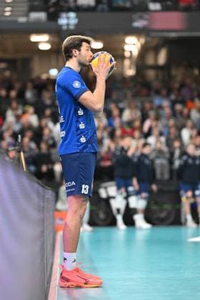 Volleyball I Men I 2023 2024 I Bundesliga I 15 Matchday I SVG Lüneburg VC Bitterfeld Wolfen I 20 1 2024 Matthew Knigge 13, SVG Lüneburg concentrated before the serve Lüneburg LKH Arena Lower Saxony Germany Copyright: xLobeca AndreasxHannigx
