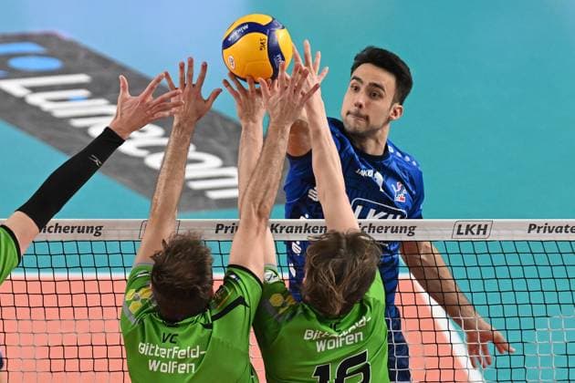 Volleyball I Men I 2023 2024 I Bundesliga I 15 Matchday I SVG Lüneburg VC Bitterfeld Wolfen I 20 1 2024 Many hands Logan House 8, VC Bitterfeld Wolfen not in picture, Luke Visgitis 3, VC Bitterfeld Wolfen and Alexander Decker 15, VC Bitterfeld Wolfen cannot block Xander Wolf Wassenaar Ketrzynski 11, SVG Lüneburg Lüneburg LKH Arena Niedersachsen Germany Copyright: xLobeca AndreasxHannigx