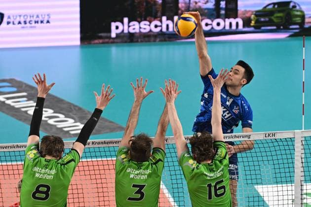 Volleyball I Men I 2023 2024 I Bundesliga I 15 Matchday I SVG Lüneburg VC Bitterfeld Wolfen I 20 1 2024 Xander Wolf Wassenaar Ketrzynski 11, SVG Lüneburg hits over the block of three with Logan House 8, VC Bitterfeld Wolfen , Luke Visgitis 3, VC Bitterfeld Wolfen and Ben Simon Bonin 16, VC Bitterfeld Wolfen Lüneburg LKH Arena Niedersachsen Germany Copyright: xLobeca AndreasxHannigx