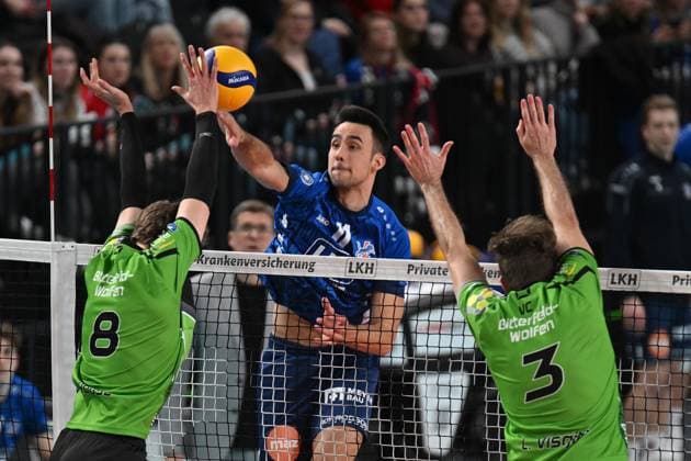Volleyball I Men I 2023 2024 I Bundesliga I 15 Matchday I SVG Lüneburg VC Bitterfeld Wolfen I 20 1 2024 Xander Wolf Wassenaar Ketrzynski 11, SVG Lüneburg beats by the double block of Logan House 8, VC Bitterfeld Wolfen and Luke Visgitis 3, VC Bitterfeld Wolfen Lüneburg LKH Arena Niedersachsen Germany Copyright: xLobeca AndreasxHannigx
