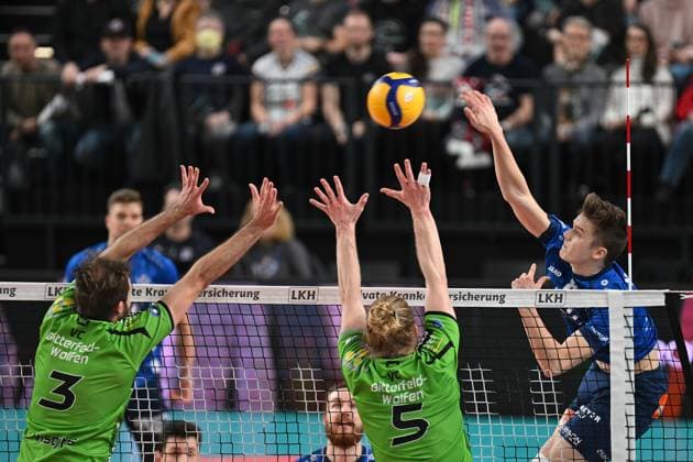 Volleyball I Men I 2023 2024 I Bundesliga I 15 Matchday I SVG Lüneburg VC Bitterfeld Wolfen I 20 1 2024 Theo Mohwinkel 8, SVG Lüneburg overcomes the double block of Luke Visgitis 3, VC Bitterfeld Wolfen and Matus Jalovecky 5, VC Bitterfeld Wolfen Lüneburg LKH Arena Niedersachsen Germany Copyright: xLobeca AndreasxHannigx