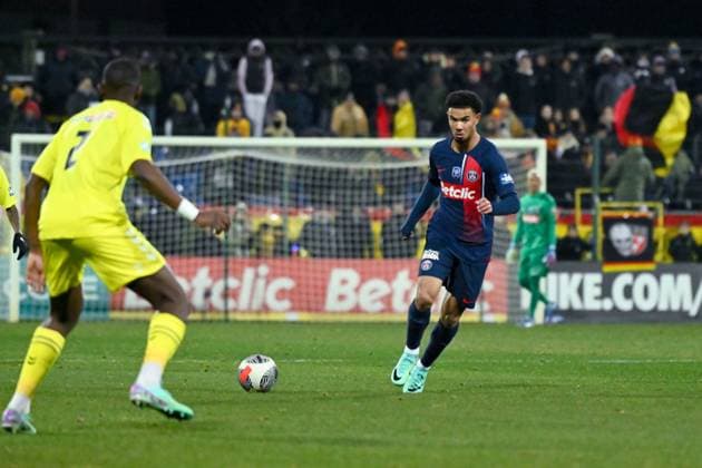 Warren Zaire ( 15 - PSG ) and Brandon Agounon ( 2 - Orleans ) during the French Cup match between US Orleans and Paris Saint Germain at Stade de la Source on January 20, 2024 in Orleans, France. ( Photo by federico pestellini panoramic ) - FOOTBALL : Orleans vs PSG - Coupe de France - 20 01 2024 FedericoPestellini Panoramic 