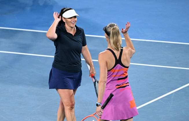 TENNIS AUSTRALIAN OPEN, Australia s Casey Dellacqua (left) and Alicia Molik celebrate during a Women s Legends match against Daniela Hantuchova of Slovakia and Na Li of China on Day 8 of the 2024 Australian Open at Melbourne Park in Melbourne, Sunday, January 21, 2024. ( NO ARCHIVING, EDITORIAL USE ONLY, NO USE IN BOOKS WITHOUT CONSENT MELBOURNE VICTORIA AUSTRALIA  Copyright: xJAMESxROSSx 20240121001891641640