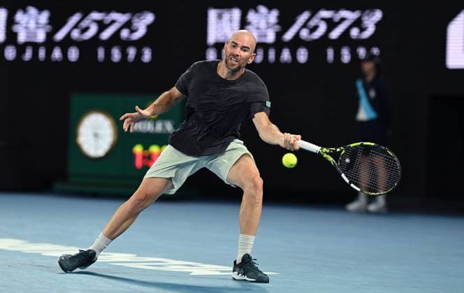 TENNIS AUSTRALIAN OPEN, Adrian Mannarino of France returns during his 4th round match against Novak Djokovic of Serbia on Day 8 of the 2024 Australian Open at Melbourne Park in Melbourne, Sunday, January 21, 2024. ( NO ARCHIVING, EDITORIAL USE ONLY, NO USE IN BOOKS WITHOUT CONSENT MELBOURNE VICTORIA AUSTRALIA  Copyright: xLUKASxCOCHx 20240121001891688594