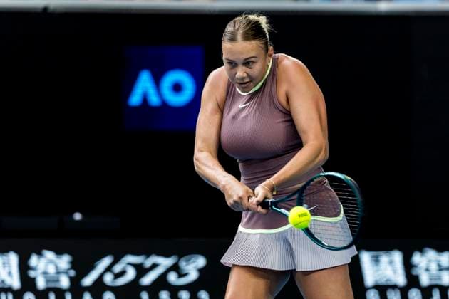 MELBOURNE, VIC - JANUARY 21: Amanda Anisimova of the United States of America in action during the 4th round of the 2024 Australian Open on January 21 2024, at Melbourne Park in Melbourne, Australia. (Photo by Jason Heidrich Icon Sportswire) TENNIS: JAN 21 Australian Open EDITORIAL USE ONLY Icon240121089