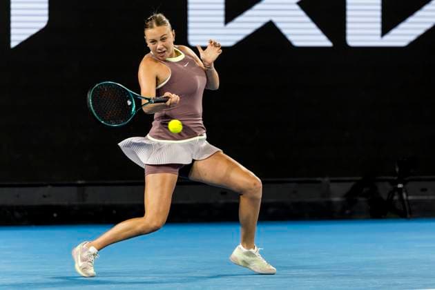 MELBOURNE, VIC - JANUARY 21: Amanda Anisimova of the United States of America in action during the 4th round of the 2024 Australian Open on January 21 2024, at Melbourne Park in Melbourne, Australia. (Photo by Jason Heidrich Icon Sportswire) TENNIS: JAN 21 Australian Open EDITORIAL USE ONLY Icon240121098