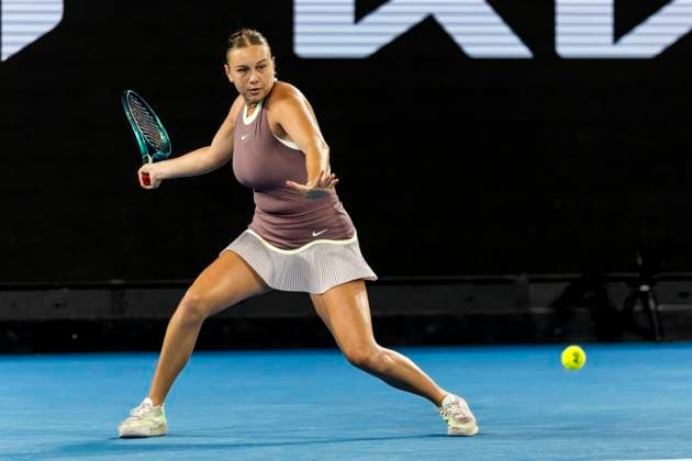 MELBOURNE, VIC - JANUARY 21: Amanda Anisimova of the United States of America in action during the 4th round of the 2024 Australian Open on January 21 2024, at Melbourne Park in Melbourne, Australia. (Photo by Jason Heidrich Icon Sportswire) TENNIS: JAN 21 Australian Open EDITORIAL USE ONLY Icon240121097