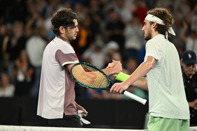 TENNIS AUSTRALIAN OPEN, Taylor Fritz of USA (left) shakes hands with Stefanos Tsitsipas of Greece after winning his 4th round match on Day 8 of the 2024 Australian Open at Melbourne Park in Melbourne, Sunday, January 21, 2024. ( NO ARCHIVING, EDITORIAL USE ONLY, NO USE IN BOOKS WITHOUT CONSENT MELBOURNE VICTORIA AUSTRALIA  Copyright: xJAMESxROSSx 20240121001891697288