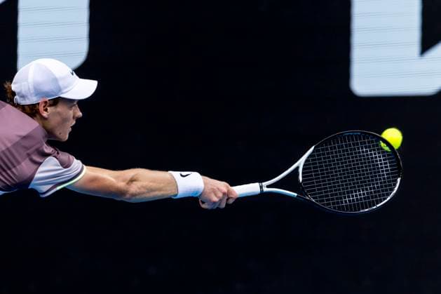 MELBOURNE, VIC - JANUARY 21: Jannik Sinner of Italy in action during the 4th round of the 2024 Australian Open on January 21 2024, at Melbourne Park in Melbourne, Australia. (Photo by Jason Heidrich Icon Sportswire) TENNIS: JAN 21 Australian Open EDITORIAL USE ONLY Icon240121177