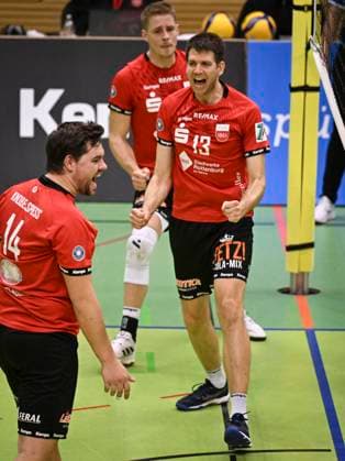 Volleyball 2 Bundesliga season 2023 2024 TV Rottenburg TuS Kriftel 20 01 2024 JUBEL TV Rottenburg Oliver Knobelspiess left and co-coach Felix Weber right and Timon Schippmann back, TV Rottenburg