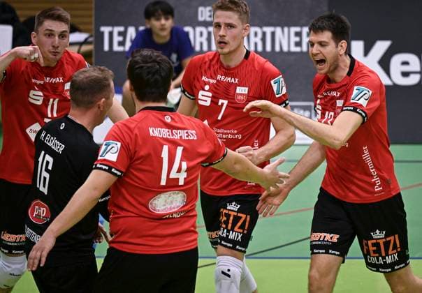 Volleyball 2 Bundesliga season 2023 2024 TV Rottenburg TuS Kriftel 20 01 2024 TEAM CELEBRATION TV Rottenburg Robin Leber, Hannes Elsaesser, Oliver Knobelspiess, Timon Schippmann and co-coach Felix Weber from left to right