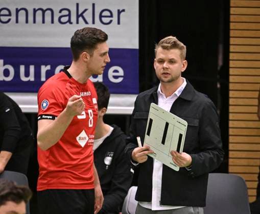Volleyball 2 Bundesliga season 2023 2024 TV Rottenburg TuS Kriftel 20 01 2024 Coach Jan Scheuermann right, TV Rottenburg in conversation with Niklas Lichtenauer left, TV Rottenburg