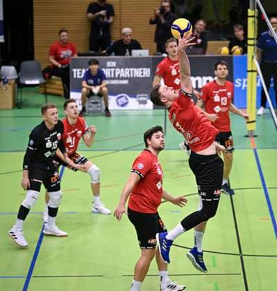 Volleyball 2 Bundesliga season 2023 2024 TV Rottenburg TuS Kriftel 20 01 2024 Niklas Lichtenauer right, TV Rottenburg watched by Oliver Knobelspiess center, TV Rottenburg