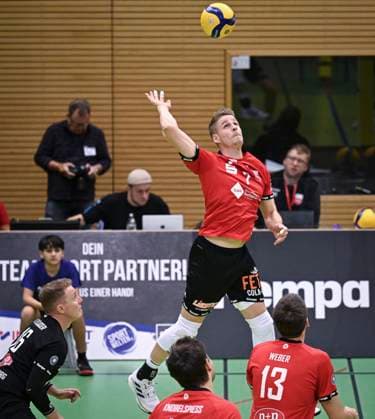 Volleyball 2 Bundesliga season 2023 2024 TV Rottenburg TuS Kriftel 20 01 2024 Timon Schippmann center, TV Rottenburg watched by Hannes Elsaesser left, TV Rottenburg