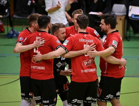 Volleyball 2 Bundesliga season 2023 2024 TV Rottenburg TuS Kriftel 20 01 2024 TEAM CELEBRATION TV Rottenburg Robin Leber, Yannick Menke, Hannes Elsaesser, Niklas Lichtenauer and Oliver Knobelspiess from left to right
