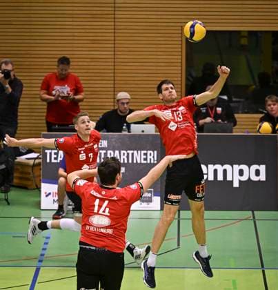 Volleyball 2 Bundesliga season 2023 2024 TV Rottenburg TuS Kriftel 20 01 2024 Co-coaches Felix Weber right, TV Rottenburg and Oliver Knobelspiess center, TV Rottenburg and Timon Schippmann left, TV Rottenburg