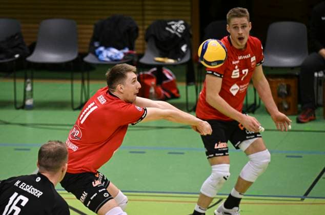 Volleyball 2 Bundesliga season 2023 2024 TV Rottenburg TuS Kriftel 20 01 2024 Robin Leber center, TV Rottenburg watched by Timon Schippmann right, TV Rottenburg