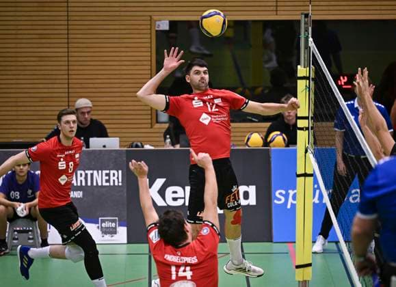 Volleyball 2 Bundesliga season 2023 2024 TV Rottenburg TuS Kriftel 20 01 2024 JUBEL TV Rottenburg Yannick Menke top center, TV Rottenburg watched by Niklas Lichtenauer left, TV Rottenburg