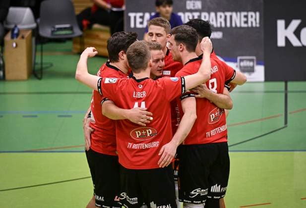 Volleyball 2 Bundesliga season 2023 2024 TV Rottenburg TuS Kriftel 20 01 2024 JUBEL TV Rottenburg Team jubilation TV Rottenburg Oliver Knobelspiess, Robin Leber, Hannes Elsaesser, Timon Schippmann and Niklas Lichtenauer