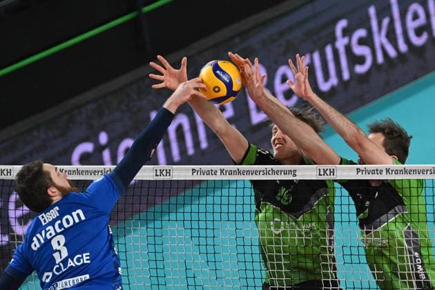 Volleyball I Men I 2023 2024 I Bundesliga I 15 Matchday I SVG Lüneburg VC Bitterfeld Wolfen I 20 1 2024 Jesse William Elser 3, SVG Lüneburg pushes the ball through the block of Ben Simon Bonin 16, VC Bitterfeld Wolfen and Luke Visgitis 3, VC Bitterfeld Wolfen another point for SVG Lüneburg Lüneburg LKH Arena Niedersachsen Germany Copyright: xLobeca AndreasxHannigx