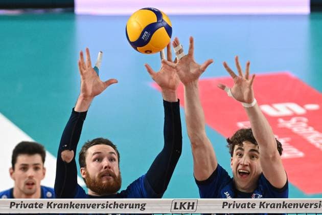Volleyball I Men I 2023 2024 I Bundesliga I 15 Matchday I SVG Lüneburg VC Bitterfeld Wolfen I 20 1 2024 Jesse William Elser 3, SVG Lüneburg and Joscha Kunstmann 7, SVG Lüneburg attentive in the middle block , hole in the sleeve Lüneburg LKH Arena Lower Saxony Germany Copyright: xLobeca AndreasxHannigx