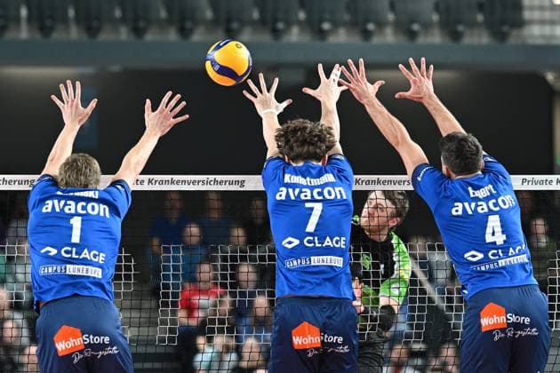 Volleyball I Men I 2023 2024 I Bundesliga I 15 Matchday I SVG Lüneburg VC Bitterfeld Wolfen I 20 1 2024 Triple block by Matthew Augus Slivinski 1, SVG Lüneburg , Joscha Kunstmann 7, SVG Lüneburg and Maxwell David Elgert 4, SVG Lüneburg against Logan House 8, VC Bitterfeld Wolfen Lüneburg LKH Arena Niedersachsen Germany Copyright: xLobeca AndreasxHannigx