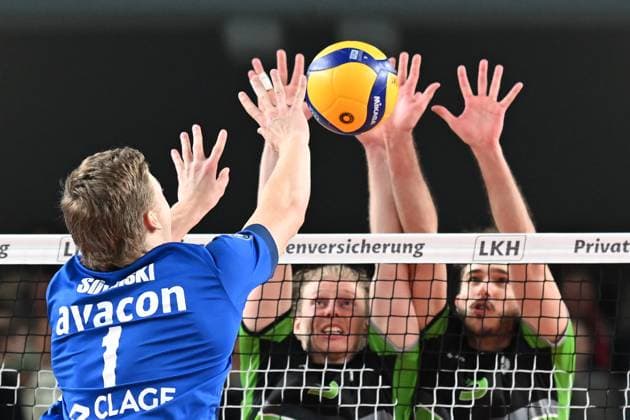 Volleyball I Men I 2023 2024 I Bundesliga I 15 Matchday I SVG Lüneburg VC Bitterfeld Wolfen I 20 1 2024 Here comes Matthew Augus Slivinski 1, SVG Lüneburg against Matus Jalovecky 5, VC Bitterfeld Wolfen and Luke Visgitis 3, VC Bitterfeld Wolfen not through Lüneburg LKH Arena Niedersachsen Germany Copyright: xLobeca AndreasxHannigx