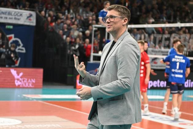 Volleyball I Men I 2023 2024 I Bundesliga I 15 Matchday I SVG Lüneburg VC Bitterfeld Wolfen I 20 1 2024 Sei Punkte noch¦ Stefan Hübner SVG Lüneburg is optimistic¦ rightly so Lüneburg LKH Arena Niedersachsen Germany Copyright: xLobeca AndreasxHannigx