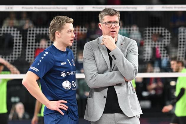 Volleyball I Men I 2023 2024 I Bundesliga I 15 Matchday I SVG Lüneburg VC Bitterfeld Wolfen I 20 1 2024 Matthew Augus Slivinski 1, SVG Lüneburg and Stefan Hübner SVG Lüneburg in conversation Lüneburg LKH Arena Niedersachsen Germany Copyright: xLobeca AndreasxHannigx