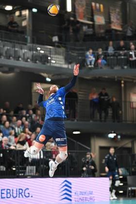 Volleyball I Men I 2023 2024 I Bundesliga I 15 Matchday I SVG Lüneburg VC Bitterfeld Wolfen I 20 1 2024 Powerful jump serve by Jesse William Elser 3, SVG Lüneburg Lüneburg LKH Arena Niedersachsen Germany Copyright: xLobeca AndreasxHannigx