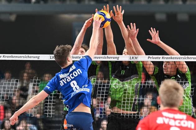 Volleyball I Men I 2023 2024 I Bundesliga I 15 Matchday I SVG Lüneburg VC Bitterfeld Wolfen I 20 1 2024 Block of three against Theo Mohwinkel 8, SVG Lüneburg with Ben Simon Bonin 16, VC Bitterfeld Wolfen , Sebastian Lucas Rösler 11, VC Bitterfeld Wolfen and Julian Hoyer 6, VC Bitterfeld Wolfen Lüneburg LKH Arena Niedersachsen Germany Copyright: xLobeca AndreasxHannigx
