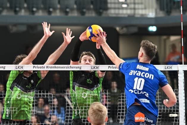 Volleyball I Men I 2023 2024 I Bundesliga I 15 Matchday I SVG Lüneburg VC Bitterfeld Wolfen I 20 1 2024 Luke Visgitis 3, VC Bitterfeld Wolfen and Logan House 8, VC Bitterfeld Wolfen in double block against Yann Böhme 10, SVG Lüneburg Lüneburg LKH Arena Niedersachsen Germany Copyright: xLobeca AndreasxHannigx