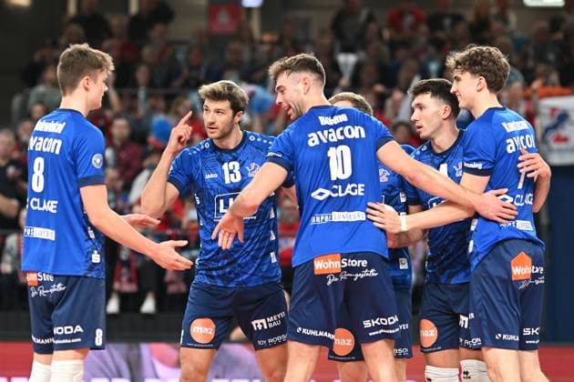 Volleyball I Men I 2023 2024 I Bundesliga I 15 Matchday I SVG Lüneburg VC Bitterfeld Wolfen I 20 1 2024 That was with brains¦ Matthew Knigge 13, SVG Lüneburg shows it to the team confirms it¦ Theo Mohwinkel 8, SVG Lüneburg played cleverly Lüneburg LKH Arena Niedersachsen Germany Copyright: xLobeca AndreasxHannigx