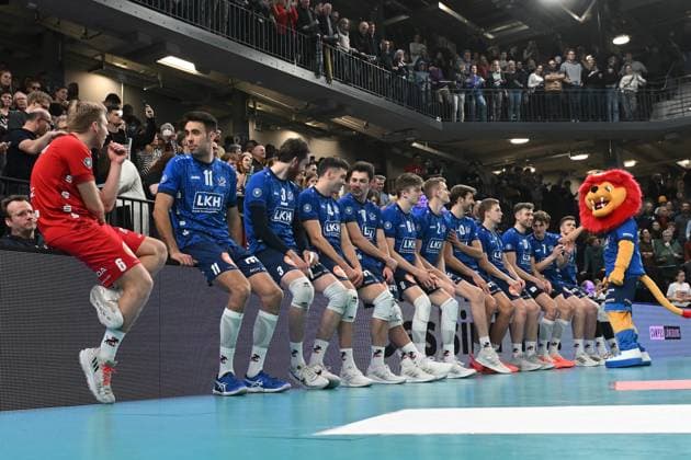 Volleyball I Men I 2023 2024 I Bundesliga I 15 Matchday I SVG Lüneburg VC Bitterfeld Wolfen I 20 1 2024 Waiting for the MVP election the team of SVG Lüneburg Lüneburg LKH Arena Niedersachsen Germany Copyright: xLobeca AndreasxHannigx