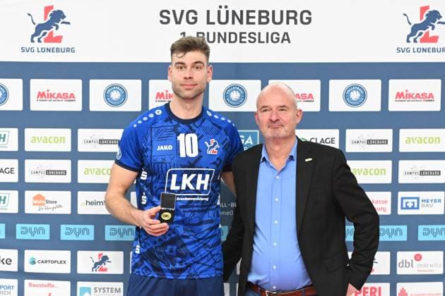 Volleyball I Men I 2023 2024 I Bundesliga I 15 Matchday I SVG Lüneburg VC Bitterfeld Wolfen I 20 1 2024 MVP Yann Böhme 10, SVG Lüneburg with the medal Lüneburg LKH Arena Lower Saxony Germany Copyright: xLobeca AndreasxHannigx