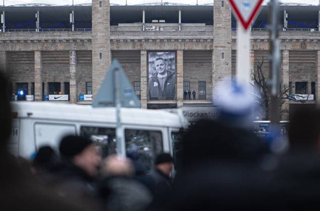 Soccer, Men, Season 2023 2024, 2 Bundesliga 18 Matchday , Hertha BSC Fortuna Düsseldorf, Memorial to the late President Kay Bernstein Hertha BSC , in the picture the funeral march in front of the east gate of the Olympic Stadium, there hangs a photo of Kay Bernstein, 21 01 2024, Copyright: xMatthiasxKochx