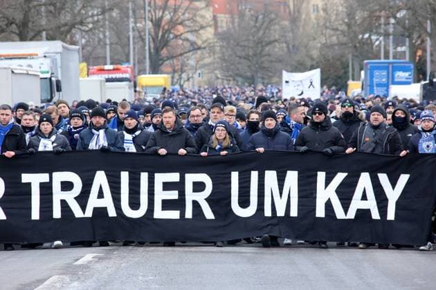 DEU, DFL, 2 FBL, Hertha BSC vs Fortuna Duesseldorf, 21 01 2024, Berliner Olympiastadion, Berlin, DEU, DFL, 2 FBL, Hertha BSC vs Fortuna Duesseldorf, im Bild Trauermarsch der Hertha Fans für Praesident Kay Bernstein Hertha BSC Berlin Andreas Zecke Neuendorf Hertha BSC in der ersten Reihe DFL regulations prohibit any use of Photographs as image sequences and or quasi video Foto Juergen Engler nordphoto GmbH nordphotoxGmbHx xEngler nph00076