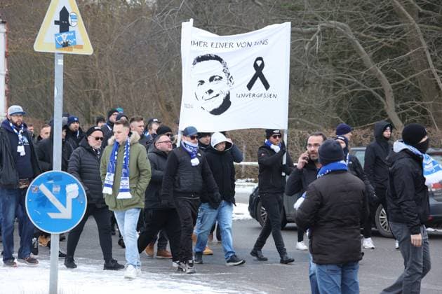 DEU, DFL, 2 FBL, Hertha BSC vs Fortuna Duesseldorf, 21 01 2024, Berliner Olympiastadion, Berlin, DEU, DFL, 2 FBL, Hertha BSC vs Fortuna Duesseldorf, im Bild Trauermarsch der Hertha Fans für Praesident Kay Bernstein Hertha BSC Berlin DFL regulations prohibit any use of Photographs as image sequences and or quasi video Foto Juergen Engler nordphoto GmbH nordphotoxGmbHx xEngler nph00076