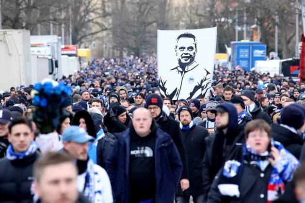DEU, DFL, 2 FBL, Hertha BSC vs Fortuna Duesseldorf, 21 01 2024, Berliner Olympiastadion, Berlin, DEU, DFL, 2 FBL, Hertha BSC vs Fortuna Duesseldorf, im Bild Trauermarsch der Hertha Fans für Praesident Kay Bernstein Hertha BSC Berlin DFL regulations prohibit any use of Photographs as image sequences and or quasi video Foto Juergen Engler nordphoto GmbH nordphotoxGmbHx xEngler nph00076