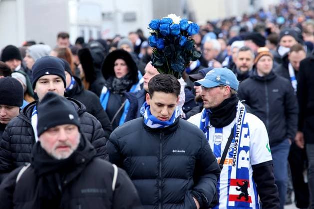 DEU, DFL, 2 FBL, Hertha BSC vs Fortuna Duesseldorf, 21 01 2024, Berliner Olympiastadion, Berlin, DEU, DFL, 2 FBL, Hertha BSC vs Fortuna Duesseldorf, im Bild Trauermarsch der Hertha Fans für Praesident Kay Bernstein Hertha BSC Berlin DFL regulations prohibit any use of Photographs as image sequences and or quasi video Foto Juergen Engler nordphoto GmbH nordphotoxGmbHx xEngler nph00076