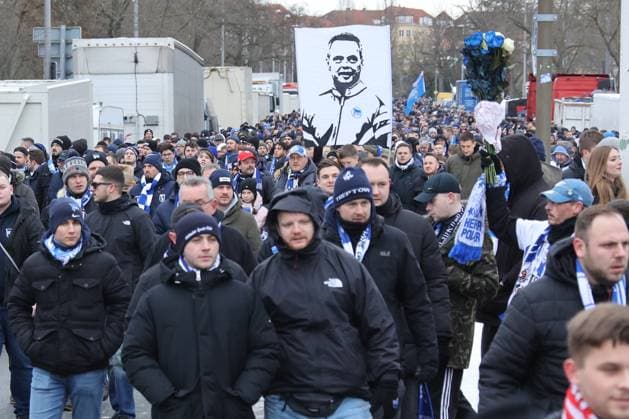 DEU, DFL, 2 FBL, Hertha BSC vs Fortuna Duesseldorf, 21 01 2024, Berliner Olympiastadion, Berlin, DEU, DFL, 2 FBL, Hertha BSC vs Fortuna Duesseldorf, im Bild Trauermarsch der Hertha Fans für Praesident Kay Bernstein Hertha BSC Berlin DFL regulations prohibit any use of Photographs as image sequences and or quasi video Foto Juergen Engler nordphoto GmbH nordphotoxGmbHx xEngler nph00076