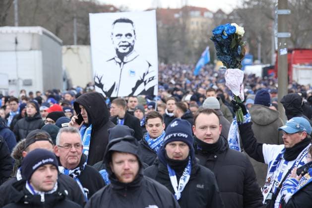 DEU, DFL, 2 FBL, Hertha BSC vs Fortuna Duesseldorf, 21 01 2024, Berliner Olympiastadion, Berlin, DEU, DFL, 2 FBL, Hertha BSC vs Fortuna Duesseldorf, im Bild Trauermarsch der Hertha Fans für Praesident Kay Bernstein Hertha BSC Berlin DFL regulations prohibit any use of Photographs as image sequences and or quasi video Foto Juergen Engler nordphoto GmbH nordphotoxGmbHx xEngler nph00076