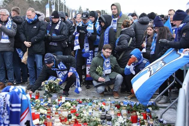 DEU, DFL, 2 FBL, Hertha BSC vs Fortuna Duesseldorf, 21 01 2024, Berliner Olympiastadion, Berlin, DEU, DFL, 2 FBL, Hertha BSC vs Fortuna Duesseldorf, im Bild Trauermarsch der Hertha Fans für Praesident Kay Bernstein Hertha BSC Berlin DFL regulations prohibit any use of Photographs as image sequences and or quasi video Foto Juergen Engler nordphoto GmbH nordphotoxGmbHx xEngler nph00076