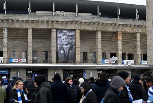 Football, Men, Season 2023 2024, 2 Bundesliga 18 Matchday , Hertha BSC Fortuna Düsseldorf, Memorial to the late president Kay Bernstein Hertha BSC , in the picture at the east gate of the Olympic Stadium fans wait for the entrance, behind a huge photo of the late president Kay Bernstein Hertha BSC 21 01 2024, Copyright: xMatthiasxKochx