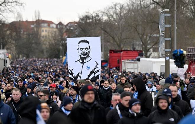 Football, Men, Season 2023 2024, 2 Bundesliga 18 Matchday , Hertha BSC Fortuna Düsseldorf, Commemoration of the deceased president Kay Bernstein Hertha BSC , in the picture funeral march of the fans and Ultras for the deceased president Kay Bernstein Hertha BSC , here in Olympische Straße, double holder with picture of Kay Bernstein, 21 01 2024, Copyright: xMatthiasxKochx