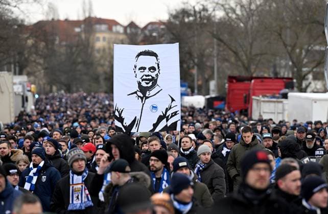 Football, Men, Season 2023 2024, 2 Bundesliga 18 Matchday , Hertha BSC Fortuna Düsseldorf, Commemoration of the deceased president Kay Bernstein Hertha BSC , in the picture funeral march of the fans and Ultras for the deceased president Kay Bernstein Hertha BSC , here in Olympische Straße, double holder with picture of Kay Bernstein, 21 01 2024, Copyright: xMatthiasxKochx